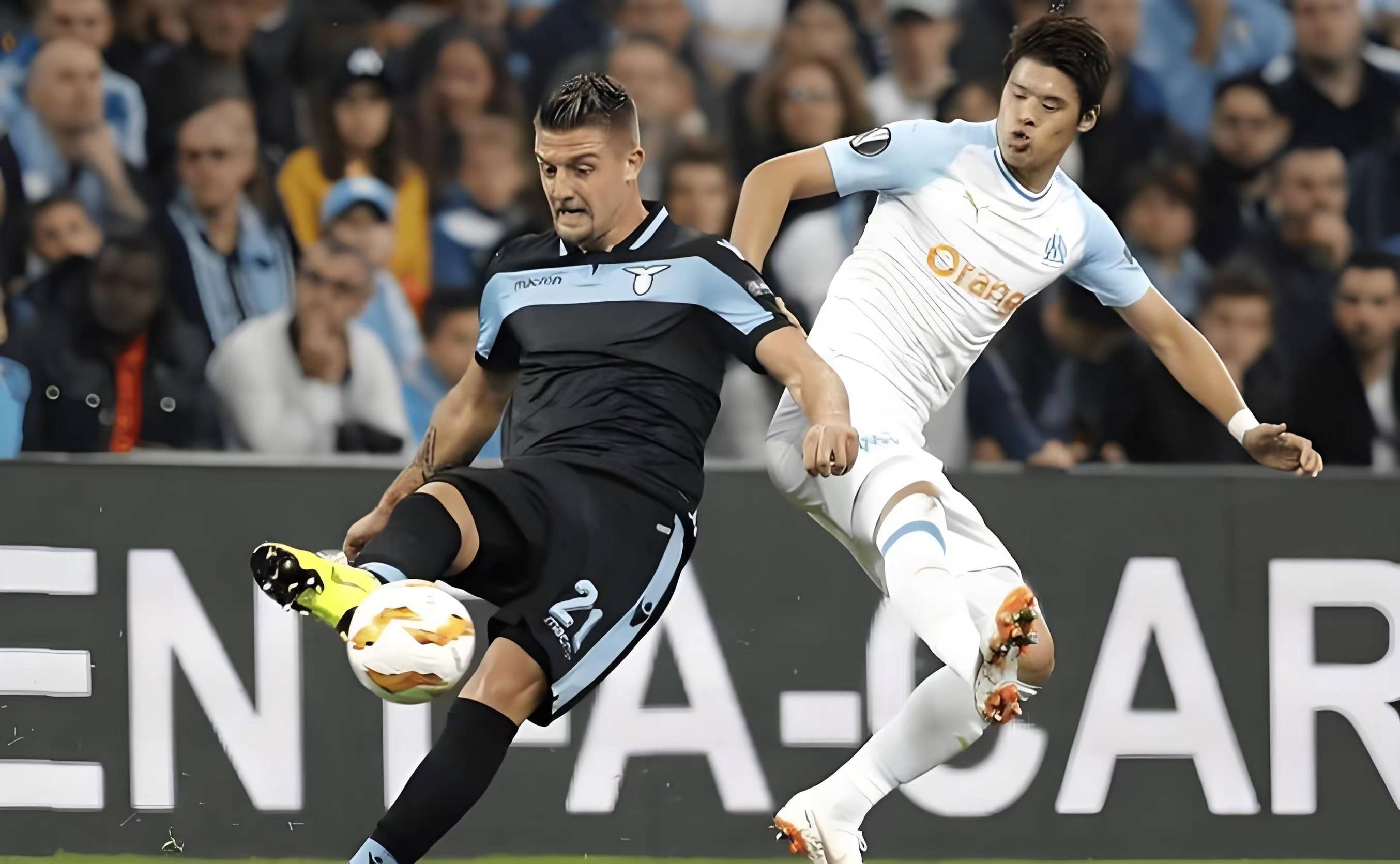 包含费耶诺德发布备战花絮，集结日战术微调，欧超杯任务艰巨，赛程密集仍需轮换的词条